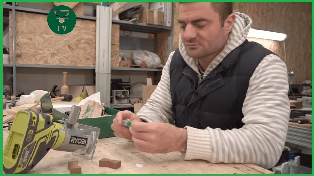 Stefano il falegname mentre apre una fresa Fraiser